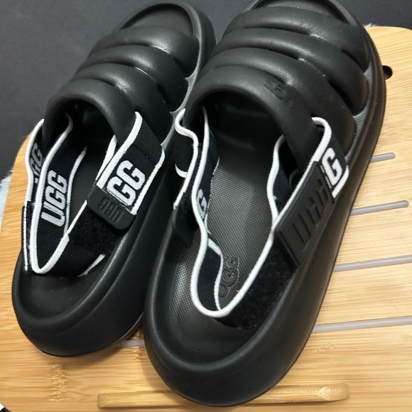 Ugg “Yeah Slide” - Picture 3 of 5